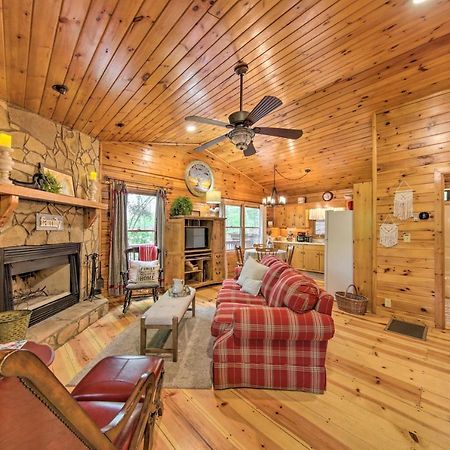 Peaceful Blue Ridge Cabin With Decks And Fire Pit Exterior foto
