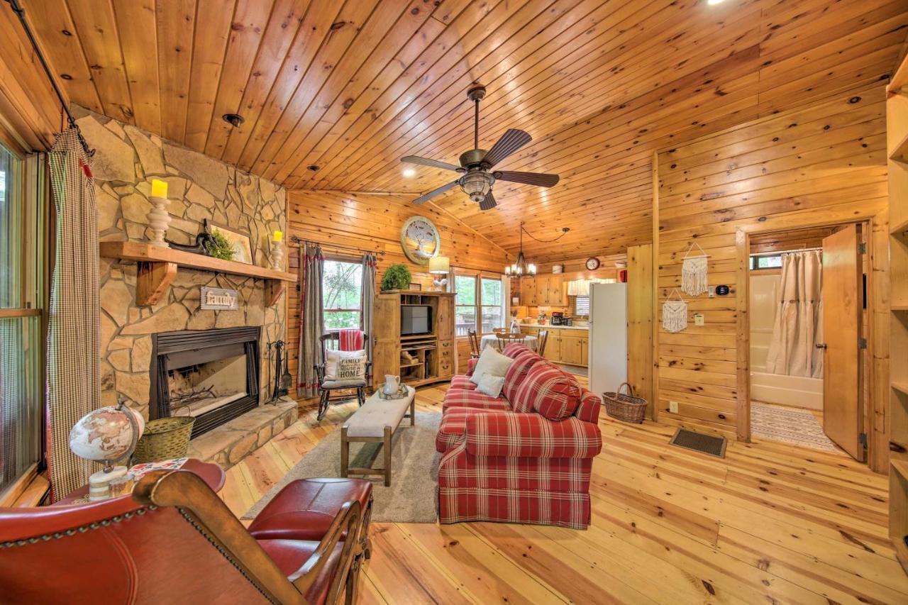 Peaceful Blue Ridge Cabin With Decks And Fire Pit Exterior foto