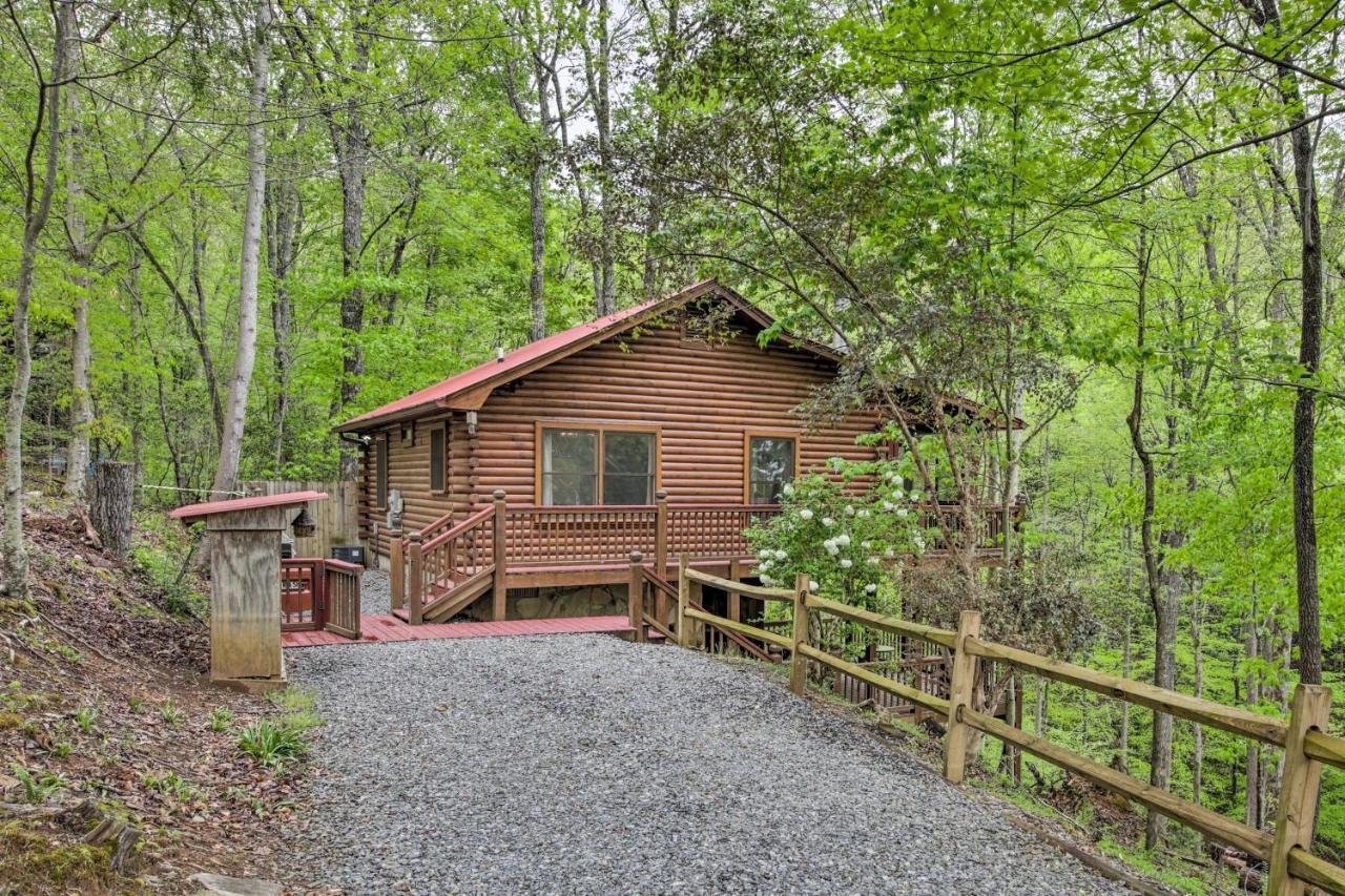 Peaceful Blue Ridge Cabin With Decks And Fire Pit Exterior foto