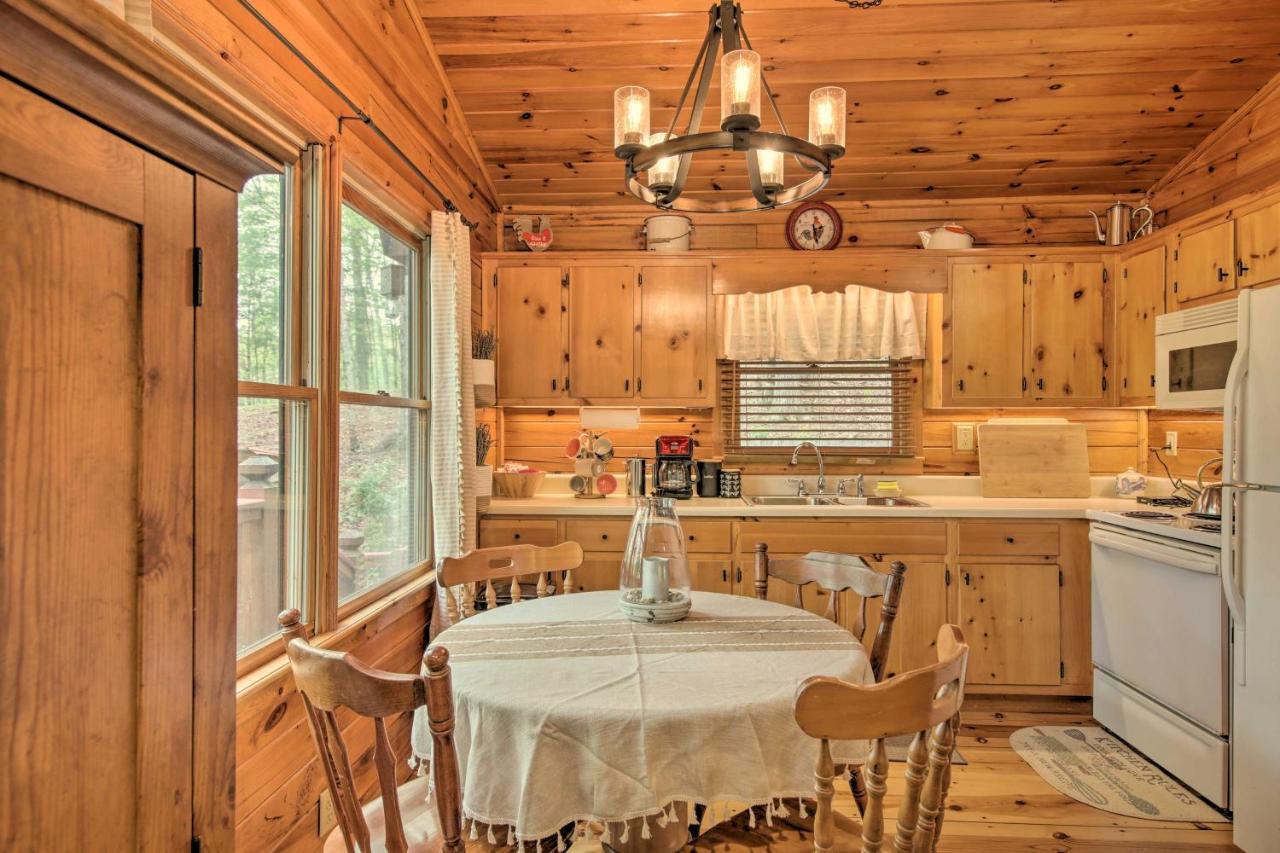 Peaceful Blue Ridge Cabin With Decks And Fire Pit Exterior foto
