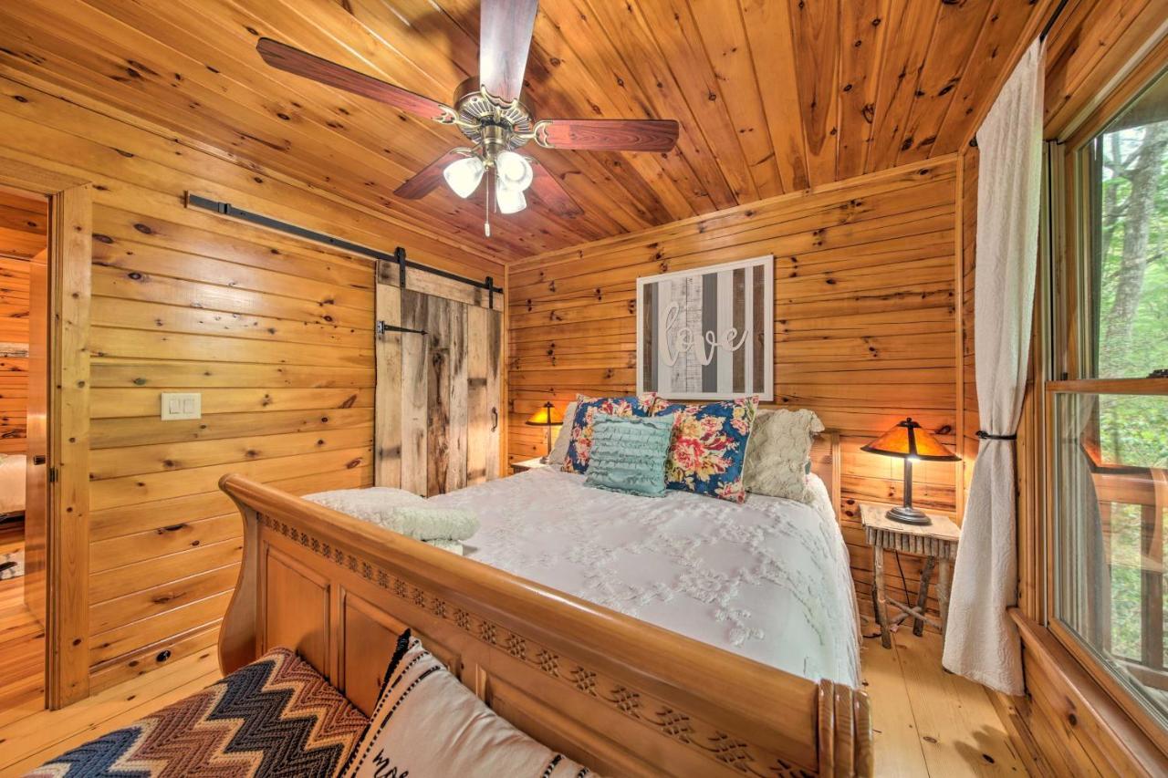 Peaceful Blue Ridge Cabin With Decks And Fire Pit Exterior foto
