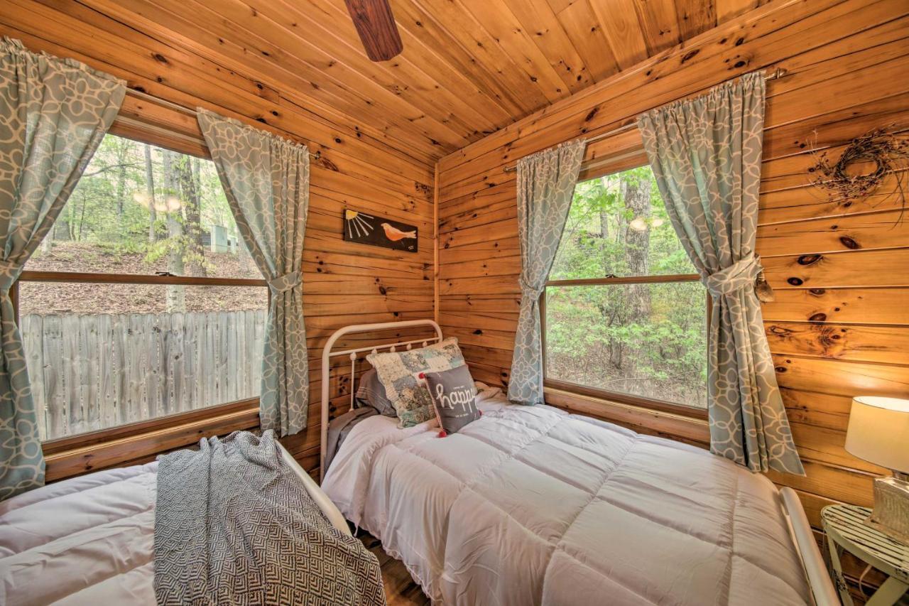 Peaceful Blue Ridge Cabin With Decks And Fire Pit Exterior foto