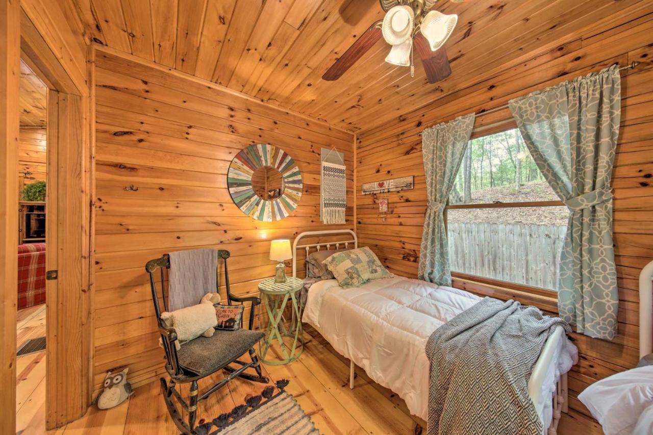 Peaceful Blue Ridge Cabin With Decks And Fire Pit Exterior foto
