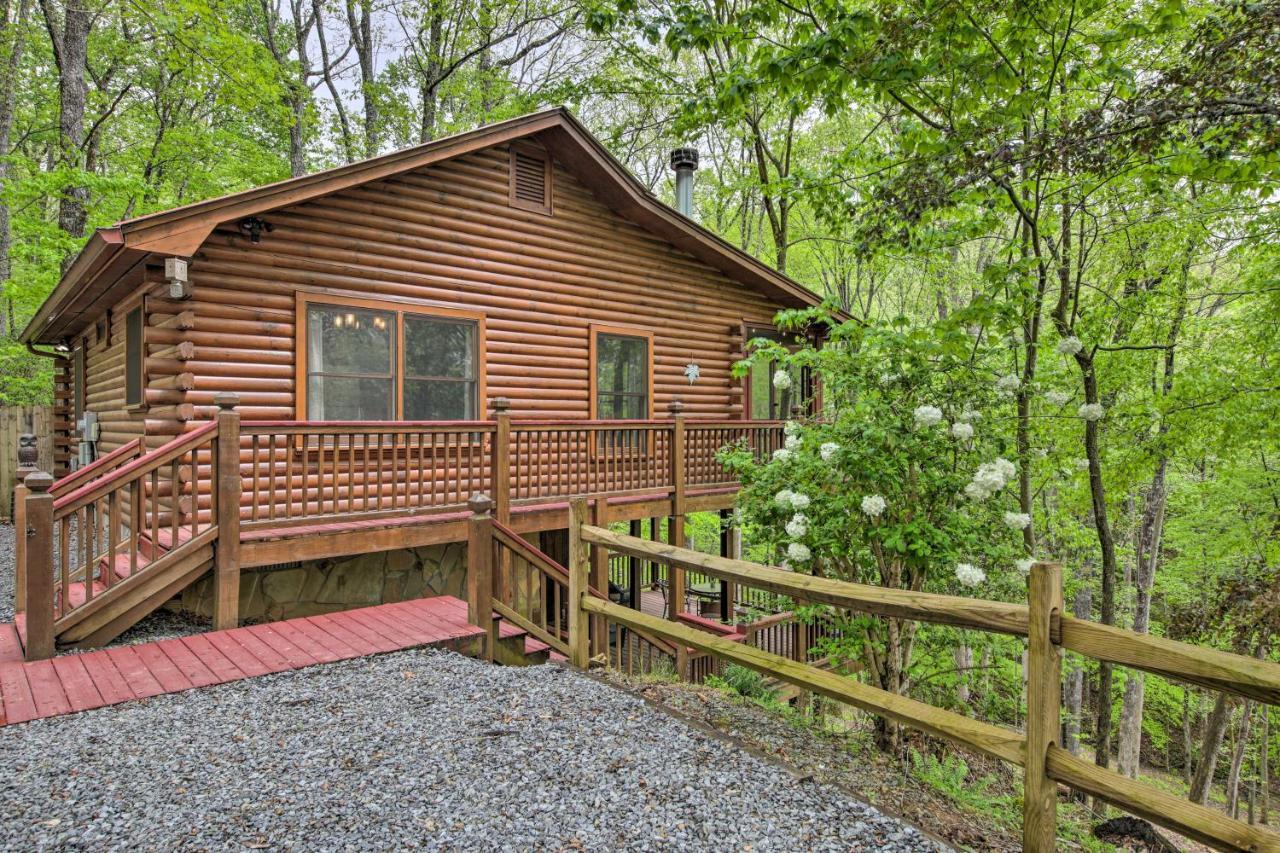 Peaceful Blue Ridge Cabin With Decks And Fire Pit Exterior foto